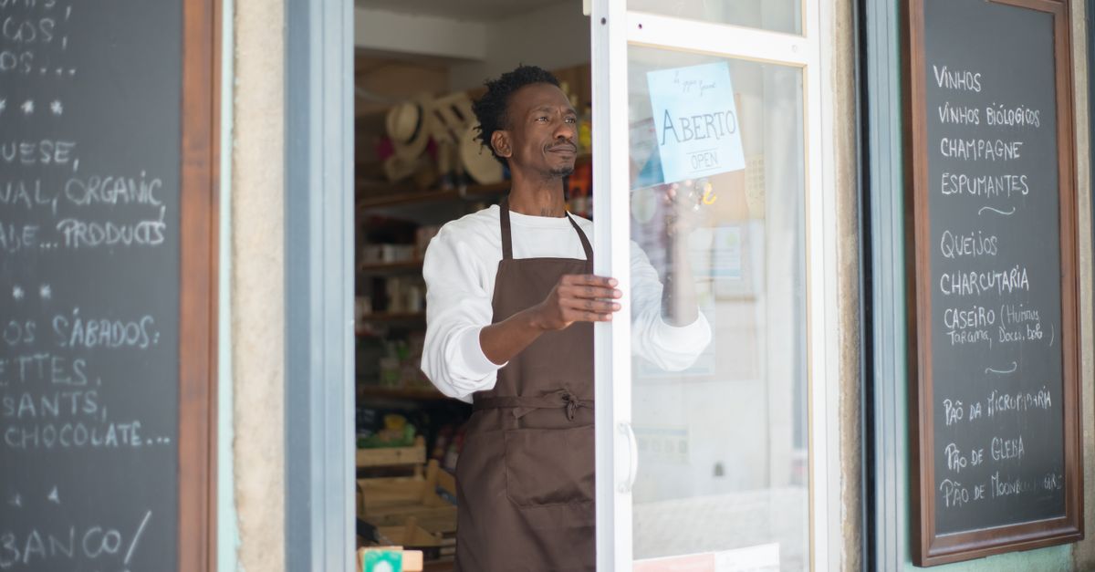 Commerçant devant sa boutique de quartier